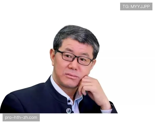 周冠宇赛后直接钻进便利店啃饭团，这自律程度真绷不住了